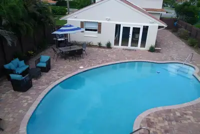 Image de À partir de 199 $. 00 sept. Avril - maison principale et villa arrière grande piscine 4 chambres