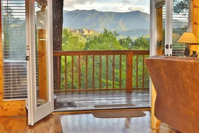 Image de Log Cabin de luxe avec des vues spectaculaires! Bain à remous, WiFi, Grill, pavillon privé