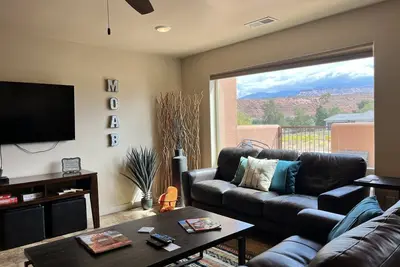 Image de Vue dégagée sur le rocher rouge et la montagne depuis votre patio