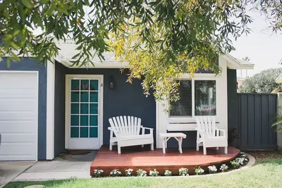 Image de Entièrement rénové Beach Bungalow! Tout ce que vous pourriez demander!