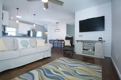 Image de Belle maison! Lake Front et en face de la plage. Superbes vues! !