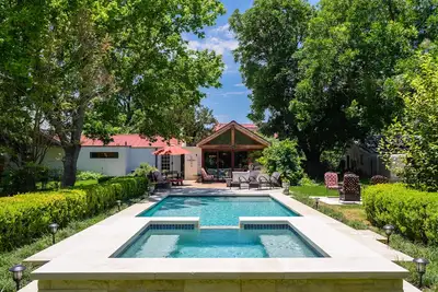 Image de Sweet Escape - Accueil historique Rock Estate avec piscine et bain à remous-1 bloc to Main!