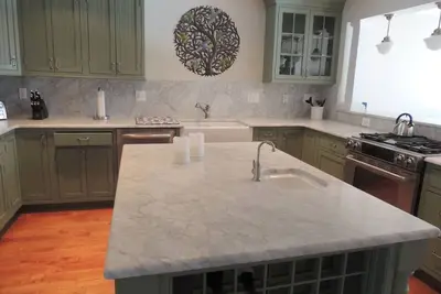 Image de Disponibilité pour les vacances. Deux pâtés de maisons de la ville, garage de stationnement souterrain