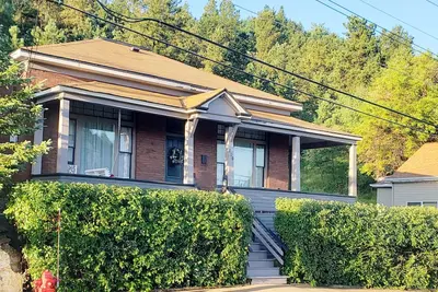 Image de \"Fleur des collines\" Maison d'artisan historique avec garage. Lot de coin privé