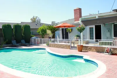 Image de À distance de marche de Disneyland avec piscine privée, salle de jeux et bain à remous!