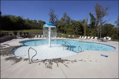 Image de 2 piscines, bain à remous, 7 Br & 6 Ba. 6 King Master Br. 20 à 40 personnes