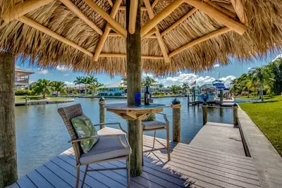Image de Villa de luxe populaire, décorée de façon spectaculaire, canaux entrecroisés, piscine chauffée