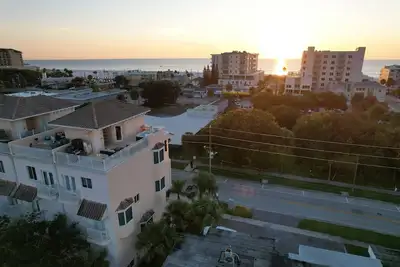 Image de Maison sur 5 niveaux avec ascenseur privé, terrasse sur le toit, bain à remous et vue imprenable
