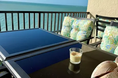 Image de Direct Beachfront Condo (15ème étage) 2br, 2ba haut de gamme de luxe piscine / bain à remous