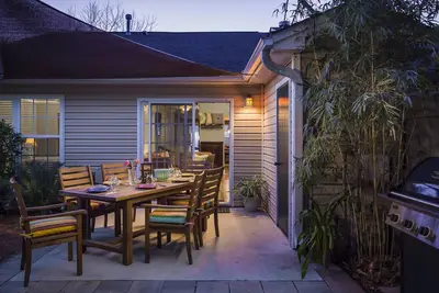 Image de Townhome moderne à proximité de Folly Beach et Historic Charleston! Cour arrière privée.