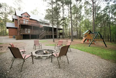 Image de Treasured Times, Luxury Cabin! Plan d'étage ouvert! 3br 2 1/2 Bth / Loft; Spa