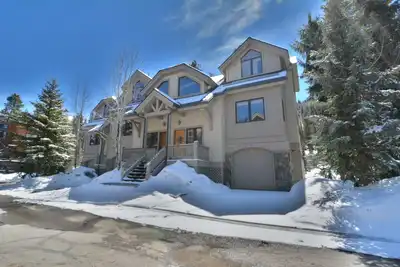 Image de Slopeside 4br Townhome * Spa privé * À côté des ascenseurs * 3 histoires!