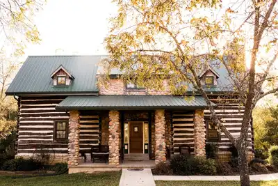 Image de Belle maison en bois isolée - Niché dans le pays!