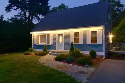 Image de Maison de style Cape sur Cul-De-Sac avec grande cour et passe de plage