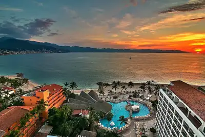 Image de Elegant Oceanside Home, vues panoramiques sur la mer et la ville et des aménagements incroyables