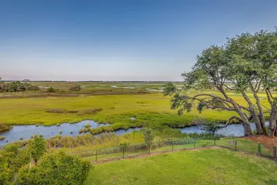 Image de Maison spacieuse proche de tout pour les familles, les fêtes de mariage, les vacanciers.