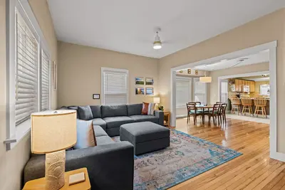 Image de Cozy 2 Bd. la maison, une courte promenade au centre-ville des restaurants et des magasins