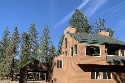 Image de Cabine privée unique dans les pins de Sisters! Frais de réservation propres et confortables / bas!