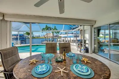 Image de Vues panoramiques sur le fleuve et vie de luxe tropicale! Tiki Hut, 71 Commentaires Glowing