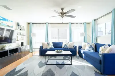 Image de Condo de luxe familial, 1. 5 pâtés de maisons de la plage, articles pour bébés, A / C, parking, Bbq, Patio