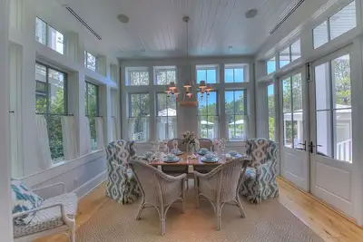 Image de Aquarelle Beauté Bien situé près de toutes les commodités Galore Gem 6 pass car