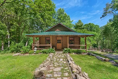 Image de Cedar Mt. Lodge, Romantic 1921 Log Cabin, Près du centre-ville, bain à remous, Pet Friend