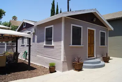 Image de Belle maison d'hôtes victorienne de 2 Br située sur une pente au-dessus du centre-ville de San Diego.