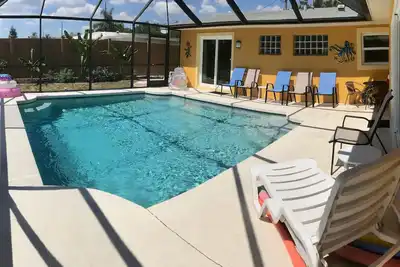 Image de Magnifique maison au bord du canal avec piscine chauffée, quartier calme. Près de tout