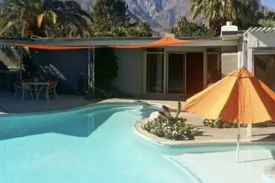 Image de Beau Mid Century Moderne<br>* Séjour minimum d'un mois *