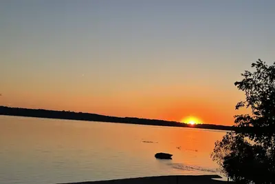 Image de Spécial d'automne en milieu de semaine 99 $! Coucher de soleil sur la baie