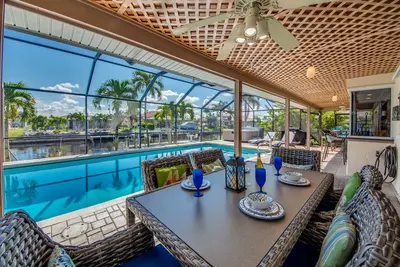 Image de Hot Tub, bar extérieur. Piscine chauffée d'eau salée, spacieuse à l'intérieur et à l'extérieur! 52 avis