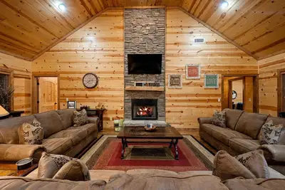 Image de 4 chambres de maître et salle de bain, bain à remous, et Cheminée Extérieur