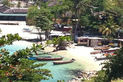 Image de Vue panoramique sur la mer, le sable et la plage pendant que vous vous détendez sur un immense balcon privé