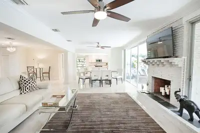 Image de 3 Miles à Beach * Est Boca Wifi gratuit * Moustiquaire Piscine chauffée * Capacité d'accueil jusqu'à 8 *