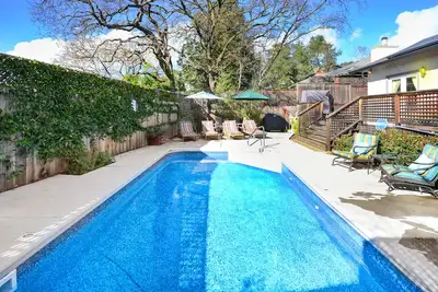 Image de Confort béat avec piscine, bain à remous, immense terrasse, vélos, près de la ville, foyer, barbecue