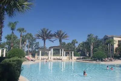 Image de 5-10 min. À Disney - Complexe fermé avec grande piscine chauffée et toboggan