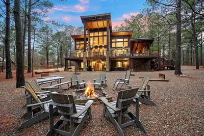 Image de Nouveau! 4 Chambre 3. 5 Baignoire-bain à remous, cheminées à l'intérieur et à l'extérieur! Salle de jeux et aire de jeux