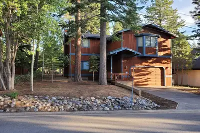 Image de Montgomery Estates Cabin Minutes A Loin de Heavenly Ski Resort et des plages de Tahoe