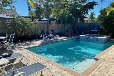 Image de À partir de 178 $ Sept-avril Avril Spacieux Piscine 4 Bdrm Spa Vélos Grand Rm 10 personnes