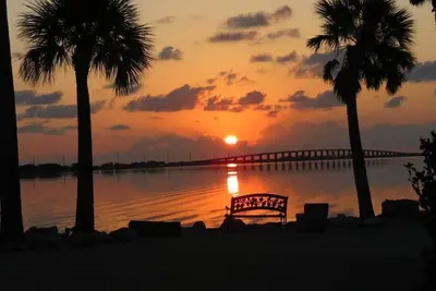 Image de Unique en son genre face à l'océan avec glissement de bateau
