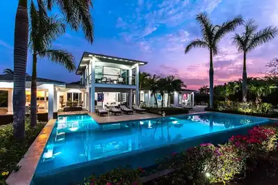 Image de Luxueuse villa avec vue panoramique et piscine privée époustouflante! ! !