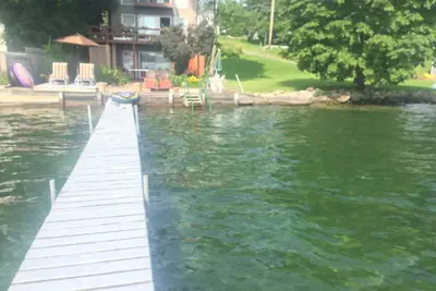 Image de La maison est littéralement sur le lac - pas de l'autre côté de la rue ou en haut de la colline! - Animaux acceptés