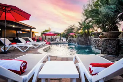 Image de 5Bd / 4. 5ba, piscine privée + spa, Dbl Master, cuisine extérieure, Great Gilbert Area