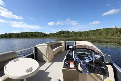 Image de Cottage plus récent avec tout nouveau bateau ponton Inclus dans le loyer. Au bord de l'eau.