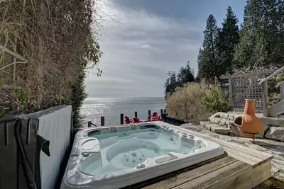 Image de Gibsons Oceanfront-Designer de luxe 3 Br Home-Beach, bain à remous, promenade dans la ville