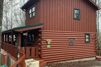Image de Log Cabin escapade dans les montagnes.