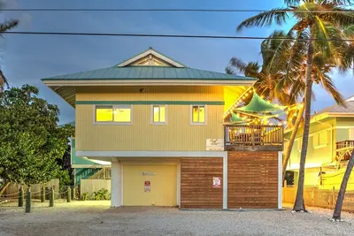 Image de Oceanfront Home; Superbes vues; Grand quai de bateau! Accès à la piscine; Rénové!