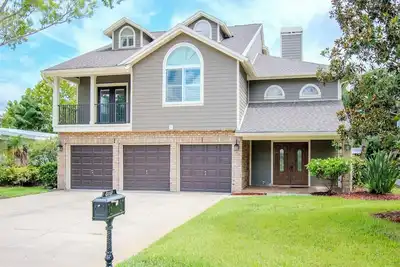 Image de Waterfront Million Dollar Pool Home, 2 cuisines pour se divertir, 2 buanderies