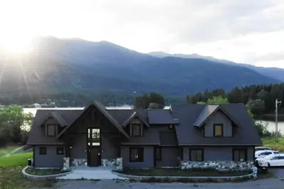 Image de Nouvelle cabine sur le lac Blaine, près de Glacier Np et Whitefish Ski Resort, 18 personnes