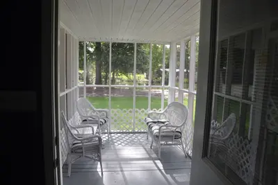 Image de Lovers Lane Oasis Cottage. . . Idéal pour un couple ou une petite visite en famille sur la Côte! ! !